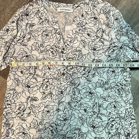 Emily Daniels white black pullover vneck quarter button blouse - Picture 2 of 7